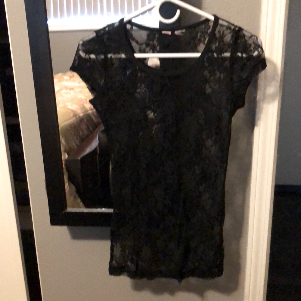 Gorgeous short sleeve see through. Fitted and it’s nice and long. Beautiful.